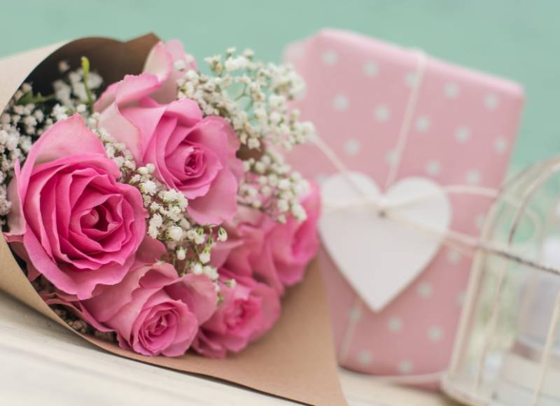 Regalos Románticos Inolvidables: ¡Sorprende con Flores y Cestas de FloresnaWeb!